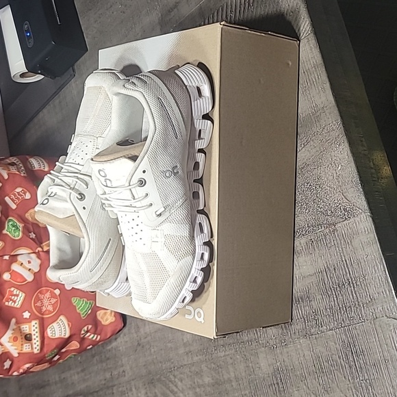 On Cloud 5 White Running Shoes Sneakers Athleisure Size 6 Women's - Picture 4 of 9